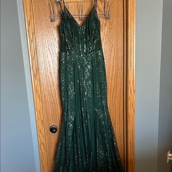 Elegant Green Lace Prom Dress - Picture 2 of 12